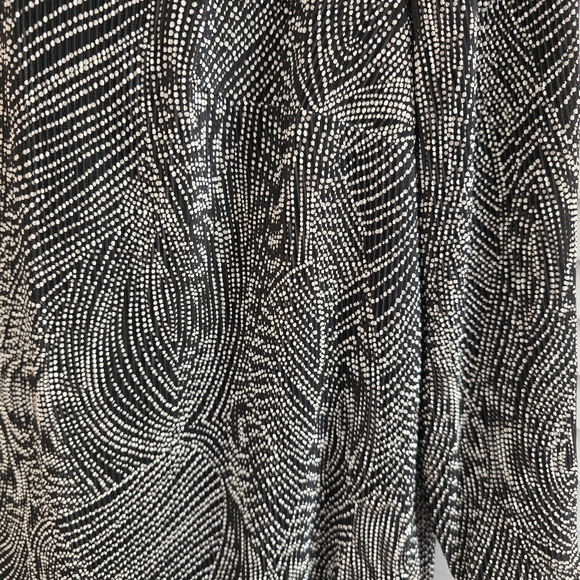 Elegant Black and White Patterned Dress size 18 - Picture 6 of 8